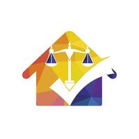 création de logo vectoriel de cabinet d'avocats. échelle de loi et signe de contrôle avec la conception de vecteur d'icône de maison.