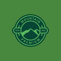 Montagne de pointe colline colline Extérieur randonnée aventure cercle badge moderne logo conception vecteur