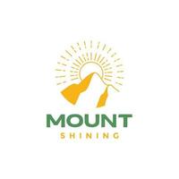 brillant Soleil Matin Montagne sunburst coloré panoramique logo conception vecteur