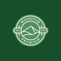 Montagne de pointe colline colline Extérieur randonnée aventure cercle ligne badge moderne logo conception vecteur