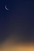 islamique carte avec croissant lune sur bleu, orange ciel arrière-plan,vertical bannière Ramadan nuit avec dramatique crépuscule, crépuscule crépuscule ciel pour islamique religion, aïd Al adha, aïd moubarak, aïd Al Fitr, ramadan kareem vecteur