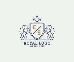 modèle initial de logo cs lettre lion royal luxe dans l'art vectoriel pour restaurant, royauté, boutique, café, hôtel, héraldique, bijoux, mode et autres illustrations vectorielles.