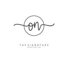 o n sur initiale lettre écriture et Signature logo. une concept écriture initiale logo avec modèle élément. vecteur