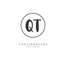 q t qt initiale lettre écriture et Signature logo. une concept écriture initiale logo avec modèle élément. vecteur