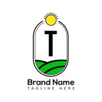 agriculture modèle sur t lettre. les terres agricoles logo, agro cultiver, éco ferme logo conception avec Soleil icône concept vecteur