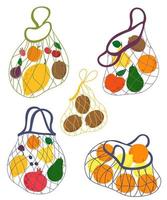 collection de sacs de ficelle avec des fruits. concept dessiné à la main des achats écologiques, achats écologiques, achats de fruits. illustration vectorielle. vecteur