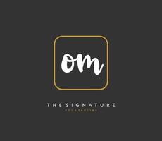 o m om initiale lettre écriture et Signature logo. une concept écriture initiale logo avec modèle élément. vecteur