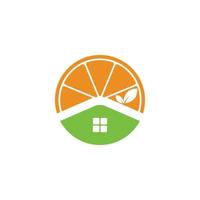 cercle Orange fruit logo, avec maison toit et une feuille en forme de cheminée. vecteur