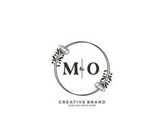 initiale mo des lettres main tiré féminin et floral botanique logo adapté pour spa salon peau cheveux beauté boutique et cosmétique entreprise. vecteur