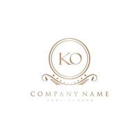 ko lettre initiale avec Royal luxe logo modèle vecteur