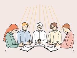 groupe de diverse gens asseoir à table prier ensemble. Hommes et femmes engagé dans prière demander Dieu pour sort et fortune. Foi et religion. vecteur illustration.