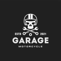 branché classique garage logo, crâne portant casque moto club logo vecteur icône dans noir Contexte. ancien rétro style Douane squelette logo