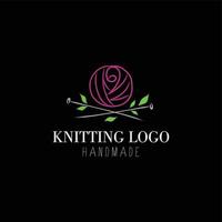 magnifique tricot logo, avec en forme de rose laine, et le aiguilles sont avec vert feuilles vecteur