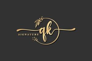 luxe or Signature initiale q k logo conception isolé feuille et fleur vecteur