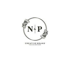 initiale np des lettres main tiré féminin et floral botanique logo adapté pour spa salon peau cheveux beauté boutique et cosmétique entreprise. vecteur