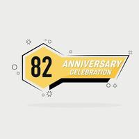 82e ans anniversaire logo vecteur conception avec Jaune géométrique forme avec gris Contexte