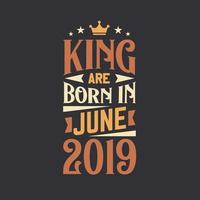 Roi sont née dans juin 2019. née dans juin 2019 rétro ancien anniversaire vecteur