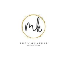 m k mk initiale lettre écriture et Signature logo. une concept écriture initiale logo avec modèle élément. vecteur