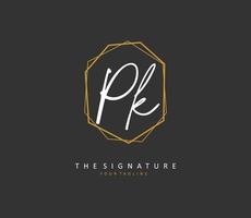 p k paquet initiale lettre écriture et Signature logo. une concept écriture initiale logo avec modèle élément. vecteur