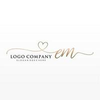 initiale em féminin logo collections modèle. écriture logo de initiale signature, mariage, mode, bijoux, boutique, floral et botanique avec Créatif modèle pour tout entreprise ou entreprise. vecteur