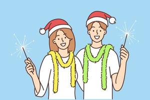 souriant couple dans Père Noël Chapeaux célébrer Nouveau année ensemble en portant cierges magiques dans mains. content homme et femme prendre plaisir hiver vacances. vecteur illustration.