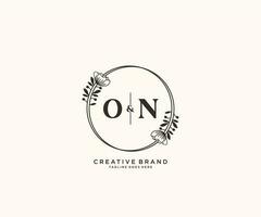 initiale sur des lettres main tiré féminin et floral botanique logo adapté pour spa salon peau cheveux beauté boutique et cosmétique entreprise. vecteur