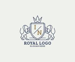 initiale en lettre modèle de logo de luxe royal lion en art vectoriel pour restaurant, royauté, boutique, café, hôtel, héraldique, bijoux, mode et autres illustrations vectorielles.