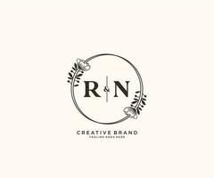 initiale rn des lettres main tiré féminin et floral botanique logo adapté pour spa salon peau cheveux beauté boutique et cosmétique entreprise. vecteur