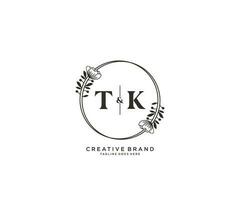 initiale tk des lettres main tiré féminin et floral botanique logo adapté pour spa salon peau cheveux beauté boutique et cosmétique entreprise. vecteur