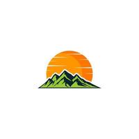 Montagne logo avec Soleil et des nuages au dessus il vecteur