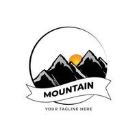 vecteur Montagne logo conception sur blanc Contexte