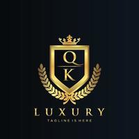 qk lettre initiale avec Royal luxe logo modèle vecteur