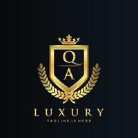 qa lettre initiale avec Royal luxe logo modèle vecteur