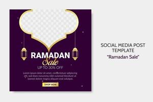 modèle de publication de médias sociaux de vente de ramadan. Bannière Web publicitaire avec un style de couleur violet et doré pour carte de voeux, bon, événement islamique. vecteur