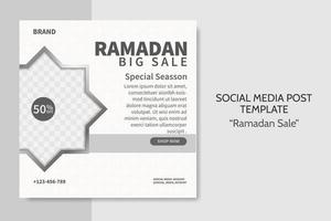 modèle de publication de médias sociaux de vente de ramadan. Bannière Web publicitaire avec un style de couleur blanche et grise pour carte de voeux, bon, événement islamique. vecteur