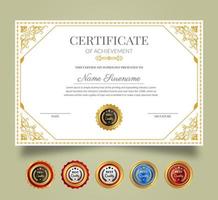 certificat de appréciation et réussite modèle. nettoyer moderne certificat avec or insignes. diplôme prix conception pour affaires et éducation besoins. vecteur