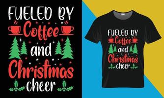 Noël typographie t chemise conception, alimenté par café vecteur