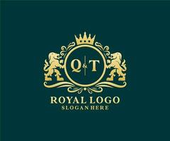 modèle initial de logo qt lettre lion royal luxe dans l'art vectoriel pour le restaurant, la royauté, la boutique, le café, l'hôtel, l'héraldique, les bijoux, la mode et d'autres illustrations vectorielles.