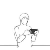 homme en portant mobile téléphone horizontalement - un ligne dessin vecteur. concept mobile Jeux, en train de regarder vidéos sur le téléphone vecteur