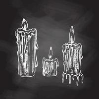 main tiré blanc esquisser ensemble de brûlant bougies isolé sur tableau noir Contexte. vecteur illustration de une ancien style. Halloween ou Noël dessin.