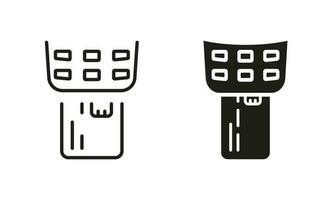 terminal de paiement avec ligne de carte de crédit insérée et jeu d'icônes de silhouette. pictogramme de transaction financière de service bancaire. insertion de la carte dans le symbole pos sur fond blanc. illustration vectorielle isolée. vecteur