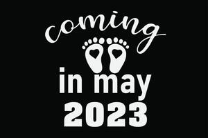 à venir dans mai 2023 grossesse annonce et une Nouveau bébé née T-shirt conception vecteur