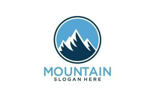 Montagne Voyage emblèmes logo. camping Extérieur aventure emblèmes, badges et logo patchs. Montagne tourisme, randonnée vecteur modèle
