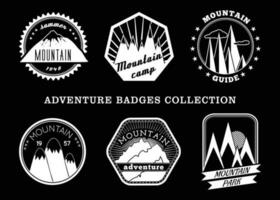 vecteur de aventure, montagne, et camp badges et Étiquettes collection