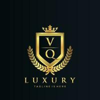 vq lettre initiale avec Royal luxe logo modèle vecteur