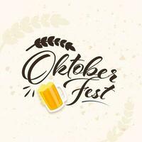 oktoberfest calligraphie avec Bière agresser et blé oreille sur beige Contexte. vecteur