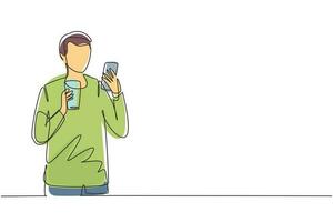 un seul dessin au trait souriant bel homme regardant un téléphone portable et tenant un verre de jus d'orange tout en prenant le petit déjeuner à la maison. ligne continue moderne dessiner illustration vectorielle graphique vecteur