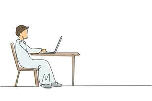 Un seul garçon arabe de dessin au trait avec un ordinateur portable assis sur une chaise autour d'un bureau. apprentissage à distance, cours en ligne et concept d'étude. ligne continue moderne dessiner illustration vectorielle graphique vecteur