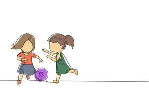 une ligne continue dessinant des filles jouant au football ensemble. deux petits enfants heureux faisant du sport sur l'aire de jeux. enfants souriants frappant le ballon à pied entre eux. graphique vectoriel de conception à une seule ligne