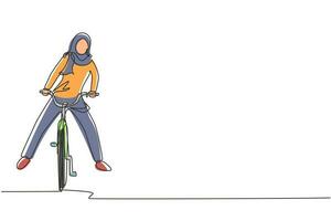 une seule ligne dessinant une femme arabe heureuse dans des vêtements décontractés à vélo. mode de vie sain et sportif. véhicule de transport écologique. illustration vectorielle graphique de conception de dessin en ligne continue vecteur